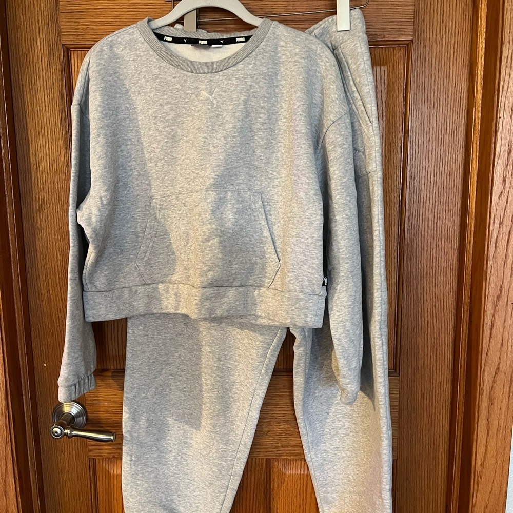 Puma Sweatshirt & Sweatpants Set